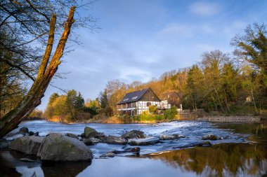 Wipperkotten 'ın sonbaharda Wupper nehrine yakın panoramik görüntüsü, Solingen, Almanya