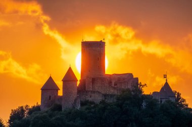 Adenau, Almanya - 2 Ağustos 2024: 2 Ağustos 2024 'te Rhineland-Palatinate, Almanya' da Nuerburg kalesinin panoramik görüntüsü