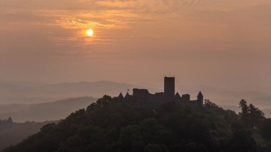 Adenau, Almanya - 3 Ağustos 2024: 3 Ağustos 2024 'te Rhineland-Palatinate, Almanya' da Nuerburg kalesinin panoramik görüntüsü