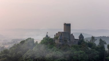 Adenau, Almanya - 3 Ağustos 2024: 3 Ağustos 2024 'te Rhineland-Palatinate, Almanya' da Nuerburg kalesinin panoramik görüntüsü