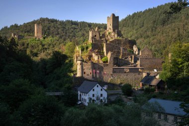 Manderscheid, Almanya - 12 Ağustos 2024: Manderscheid 'in 12 Ağustos 2024' te Rhineland-Palatinate, Almanya 'daki panoramik görüntüsü