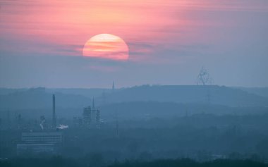 Tetraeder, Beckstrasse tepesindeki Ruhr Metropolis 'in simgesi. Gün batımına karşı, Bottrop, Almanya