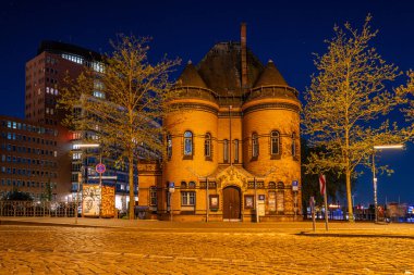 Hamburg, Almanya - 26 Nisan 2025: Liman kenti Hamburg 'daki tarihi binalar 26 Nisan 2025' te Almanya 'da