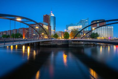 Hamburg, Almanya - 27 Nisan 2025: Almanya 'da 27 Nisan 2025' te Hamburg limanındaki modern binalar