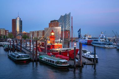 Hamburg, Almanya - 29 Nisan 2025: Almanya 'da 29 Nisan 2025' te Hamburg limanındaki modern binalar