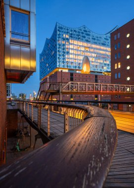 Hamburg, Almanya - 29 Nisan 2025: Almanya 'da 29 Nisan 2025' te Hamburg limanındaki modern binalar
