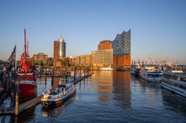 Hamburg, Almanya - 27 Nisan 2025: Almanya 'da 27 Nisan 2025' te Hamburg limanındaki modern binalar