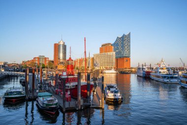Hamburg, Almanya - 27 Nisan 2025: Almanya 'da 27 Nisan 2025' te Hamburg limanındaki modern binalar