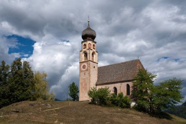 Güney Tirol, İtalya ve Avrupa 'daki geleneksel kilisenin panoramik görüntüsü