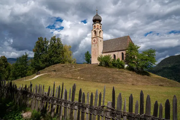 Güney Tirol, İtalya ve Avrupa 'daki geleneksel kilisenin panoramik görüntüsü