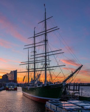 Hamburg, Almanya - 16 Ekim 2024: Hamburg 'un modern binaları ve renkli gökyüzü ile Habor ilçesi 16 Ekim 2024, Hamburg, Almanya
