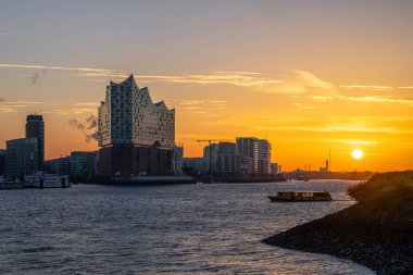 Hamburg, Almanya - 17 Ekim 2024: Modern binalar ve gündoğumu ile Hamburg silueti 17 Ekim 2024, Hamburg, Almanya