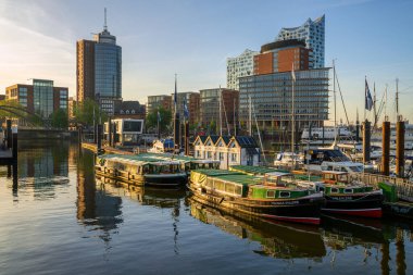 Hamburg, Almanya - 1 Mayıs 2025: Almanya 'da 1 Mayıs 2025' te Hamburg limanındaki modern binalar