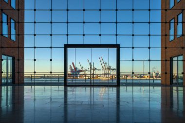 Hamburg, Almanya - 28 Nisan 2025: Liman kenti Hamburg 'un izlenimleri Almanya' da 28 Nisan 2025