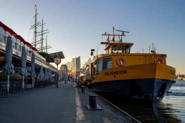 Hamburg, Almanya - 28 Nisan 2025: Liman kenti Hamburg 'un izlenimleri Almanya' da 28 Nisan 2025