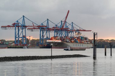 Hamburg, Almanya - 14 Ekim 2024: Konteyner gemisi Cosco Endonezya 14 Ekim 2024 'te Almanya' da Hamburg limanında