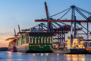 Hamburg, Almanya - 15 Ekim 2024: 15 Ekim 2024 'te Almanya' da Hamburg limanında bulunan Ever Acme konteynır gemisi