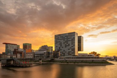 Düsseldorf, Almanya - 21 Mayıs 2025: Düsseldorf medya limanındaki modern binaların panoramik görüntüsü 21 Mayıs 2025, Almanya, Avrupa