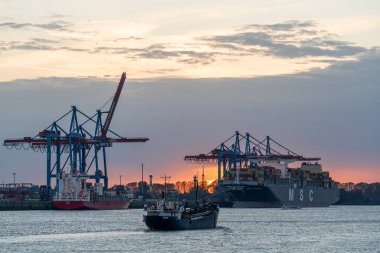 Hamburg, Almanya - 16 Ekim 2024: Hamburg Limanı 16 Ekim 2024