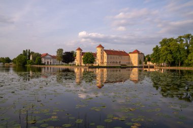 Rheinsberg, Almanya - 3 Haziran 2025: Almanya 'nın Brandenburg kentinde 3 Haziran 2025 tarihinde Rheinsberg kalesinin panoramik görüntüsü