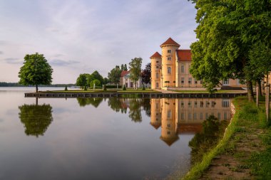 Rheinsberg, Almanya - 3 Haziran 2025: Almanya 'nın Brandenburg kentinde 3 Haziran 2025 tarihinde Rheinsberg kalesinin panoramik görüntüsü
