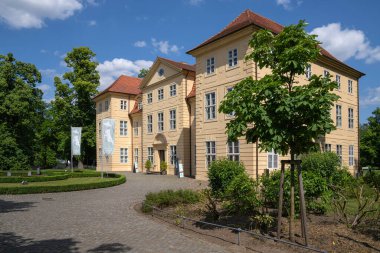 Mirow, Almanya - 3 Haziran 2025: 3 Haziran 2025 'te Mecklenburg, Almanya' da Mirow kalesinin panoramik görüntüsü