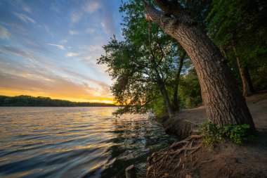 Gün batımında Hilden yakınlarındaki Elblake 'in panoramik görüntüsü, Bergisches Land, Kuzey Ren Vestfalyası, Almanya