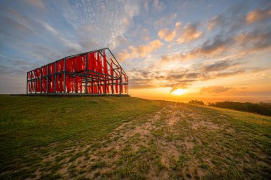 Neukirchen-Vlyn, Almanya - 26 Temmuz 2025: Norddeutschland ucu, Ruhr Metropolis 'in 26 Temmuz 2025' te Neukirchen-Vlyn, Almanya 'da gün doğumuna karşı tarihi