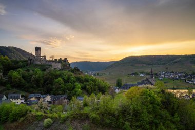 Beilstein, Almanya - 19 Nisan 2025: Beilstein köyünün Panorama 'sı 19 Nisan 2025' te Almanya, Avrupa 'da Moselle nehrine yakın