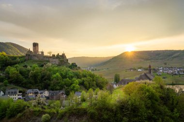 Beilstein, Almanya - 19 Nisan 2025: Beilstein köyünün Panorama 'sı 19 Nisan 2025' te Almanya, Avrupa 'da Moselle nehrine yakın