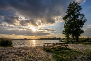 Schlaenitz Gölü 'nün panoramik görüntüsü gün batımında Potsdam yakınlarında, Brandenburg, Almanya