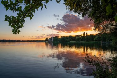 Sacrow, Almanya - 15 Eylül 2025: Sacrow Kilisesi 'nin panoramik görüntüsü 15 Eylül 2025' te Brandenburg, Almanya 'da