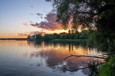 Sacrow, Almanya - 15 Eylül 2025: Sacrow Kilisesi 'nin panoramik görüntüsü 15 Eylül 2025' te Brandenburg, Almanya 'da