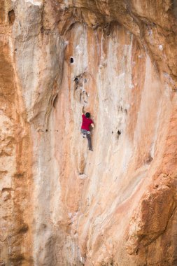 Bir dağcı zor bir yola tırmanır..