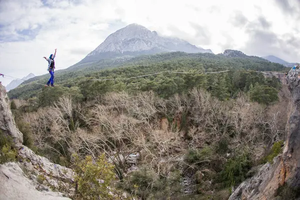 İp cambazı, kanyon boyunca uzanan bir ip boyunca yürür..