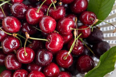 Su damlalı kırmızı kirazlar