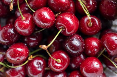 Su damlalı kırmızı kirazlar