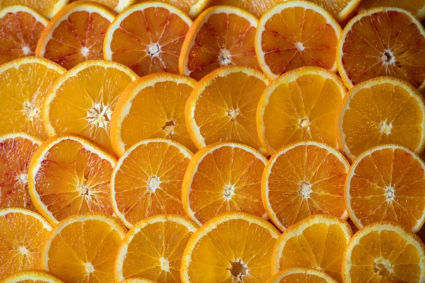 Großaufnahmen Von Ganzen Orangen Und Scheiben Geschnittenen Zitrusfrüchten — Stockfoto