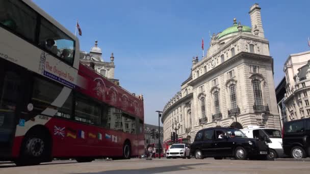 Londyn Samochody Ruch Piccadilly Circus Ludzie Spacery Crossing Street Słynne — Wideo stockowe
