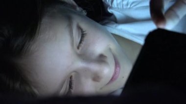 Gece Tablet Oynayan Çocuk, Yatakta İnternete Bakan Kız, Uykusuz Çocuk Cihazda Bir şeyler Arıyor, Çocuklar Oyun Oynuyor