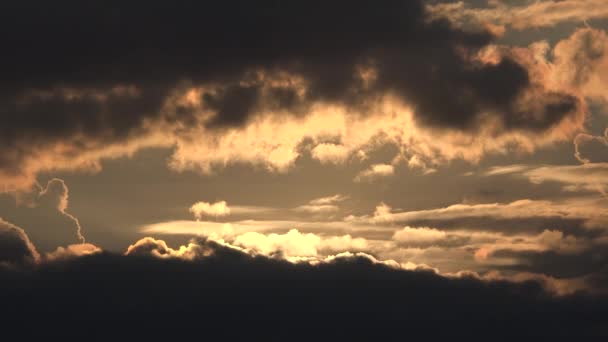 Zeitraffer Des Sonnenuntergangs Dramatischer Sonnenaufgang Mit Wolken Himmel Wolkenverhangene Abenddämmerung — Stockvideo