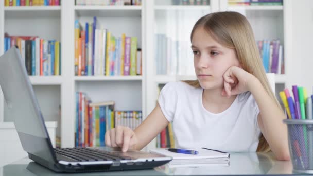 Criança Entediada Estudando Laptop Para Escola Menina Triste Trabalhando Escritório — Vídeo de Stock