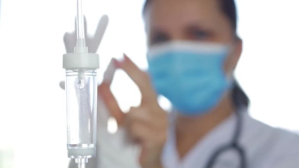 Coronavírus Máscara Protetora Desgaste Doutor Luvas Cirúrgicas Quarto Escritório Hospital — Vídeo de Stock