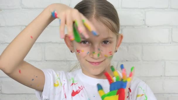 Dziecko Bawiące Się Malowane Dłonie Dziecko Patrzące Obiektyw Uśmiechnięta Blondynka — Wideo stockowe