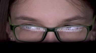 Çocuk Laptop 'ta, Bilgisayar' da, Gözlüklü Çocuk Masaüstünde İnternet 'te, Kız Video Oyunları Oynuyor, Çevrimiçi Eğitim