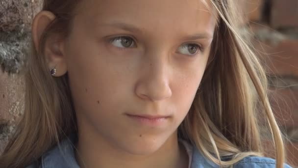 不幸な子供 悲しい子供 公園で思慮深いいじめティーンエイジャーの女の子屋外 子供の表情 青年のうつ病肖像画 — ストック動画