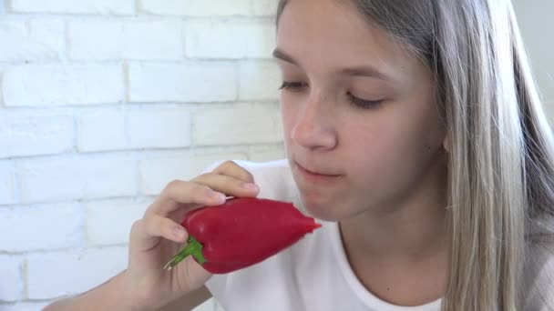 Κορίτσι Τρώει Πρωινό Στην Κουζίνα Παιδιά Τρώνε Λαχανικά Πεινασμένο Ξανθό — Αρχείο Βίντεο