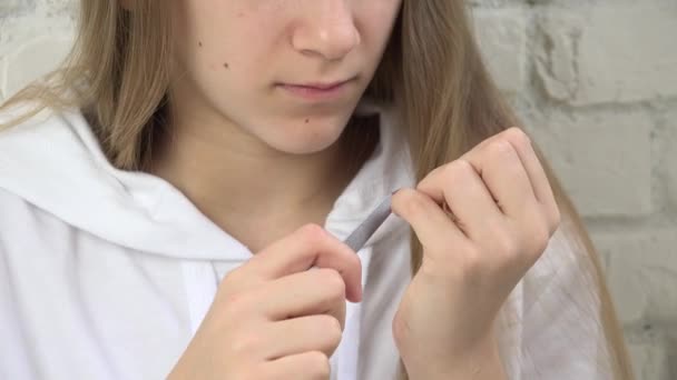 Młodzieńcza Dziewczyna Polerowanie Paznokcie Manicure Nastolatek Dziecko Tnie Paznokcie Naskórek — Wideo stockowe