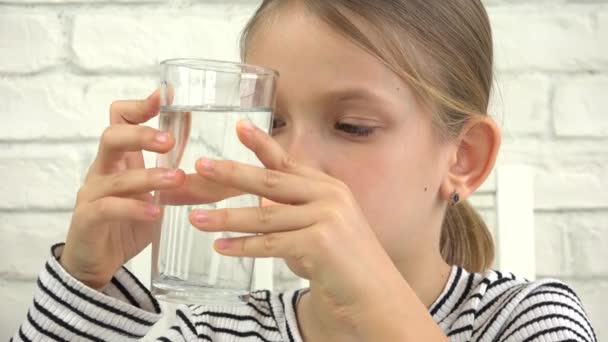 Kid Dricksvatten Dricker Färskvatten Från Glas Törstig Blond Flicka Köket — Stockvideo
