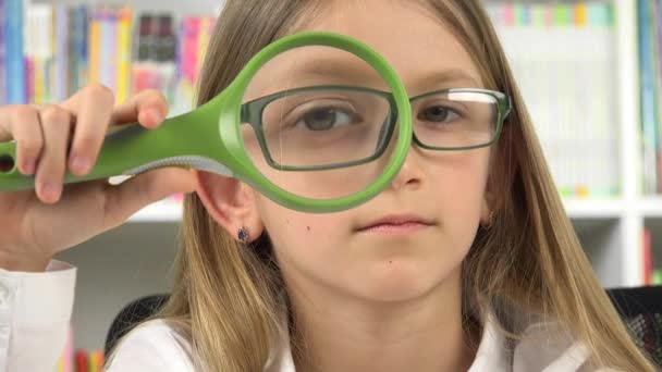 Kid Leker Med Förstoringsglas Barn Gör Ansikten Skolan Rolig Flicka — Stockvideo